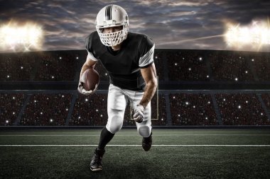 Futbolcu siyah üniforma ile