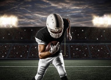 Futbolcu siyah üniforma ile