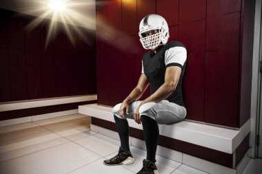 Futbolcu siyah üniforma ile