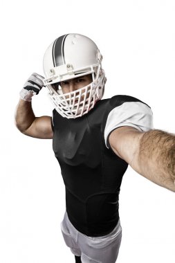 Futbolcu siyah üniforma ile