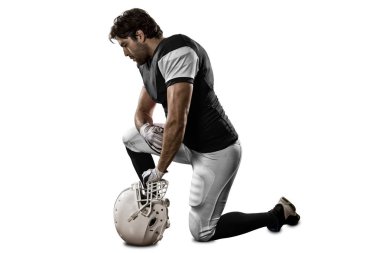 Futbolcu siyah üniforma ile