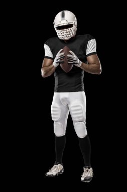 Futbolcu siyah üniforma ile