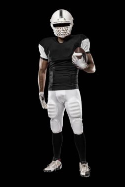 Futbolcu siyah üniforma ile