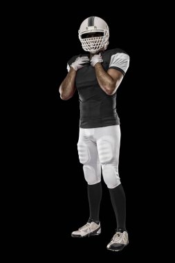 Futbolcu siyah üniforma ile