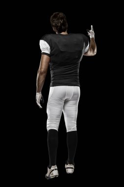 Futbolcu siyah üniforma ile