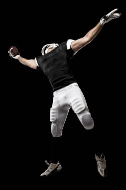 Futbolcu siyah üniforma ile