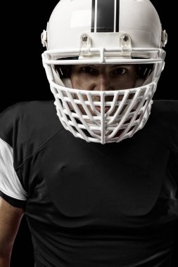 Futbolcu siyah üniforma ile