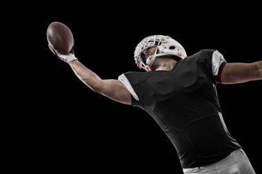 Futbolcu siyah üniforma ile