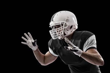 Futbolcu siyah üniforma ile