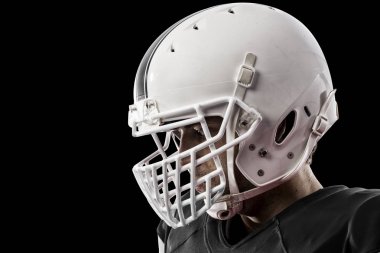 Futbolcu siyah üniforma ile