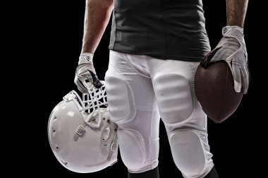 Futbolcu siyah üniforma ile