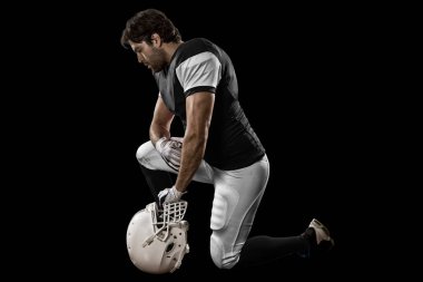 Futbolcu siyah üniforma ile