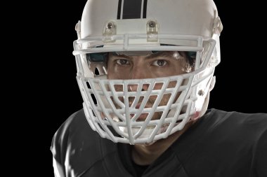 Futbolcu siyah üniforma ile