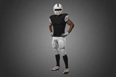 Futbolcu siyah üniforma ile