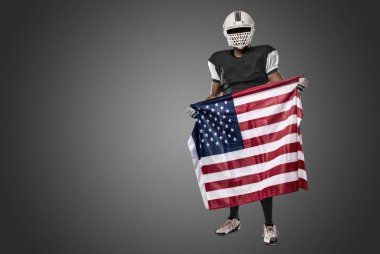 Futbolcu siyah üniforma ile