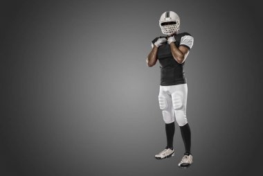 Futbolcu siyah üniforma ile