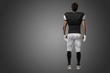 Futbolcu siyah üniforma ile