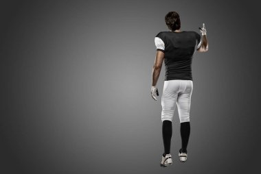 Futbolcu siyah üniforma ile