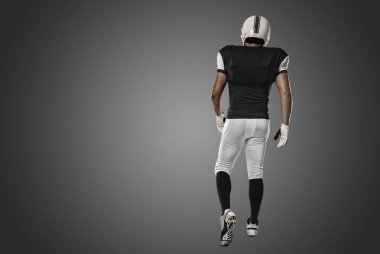 Futbolcu siyah üniforma ile