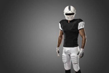 Futbolcu siyah üniforma ile