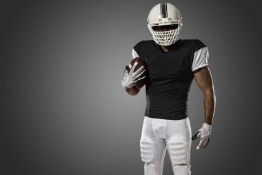 Futbolcu siyah üniforma ile