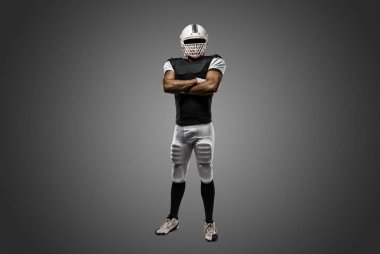 Futbolcu siyah üniforma ile