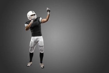 Futbolcu siyah üniforma ile