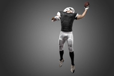 Futbolcu siyah üniforma ile