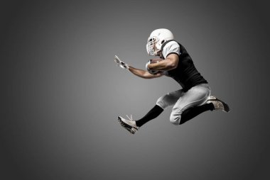 Futbolcu siyah üniforma ile