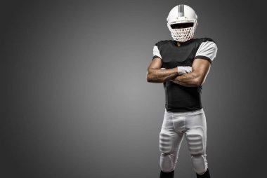 Futbolcu siyah üniforma ile