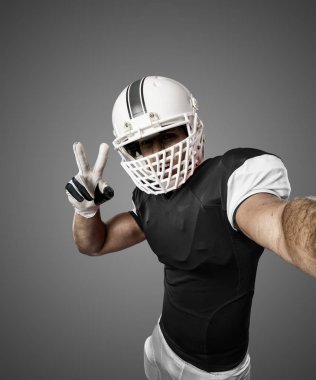 Futbolcu siyah üniforma ile