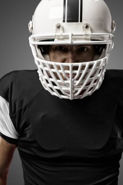 Futbolcu siyah üniforma ile