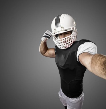 Futbolcu siyah üniforma ile