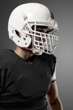 Futbolcu siyah üniforma ile