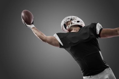 Futbolcu siyah üniforma ile