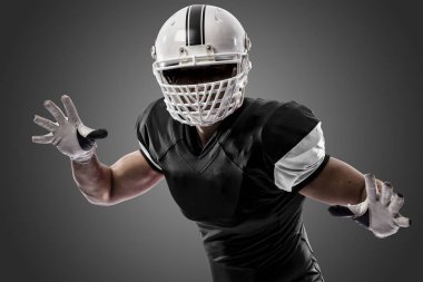 Futbolcu siyah üniforma ile