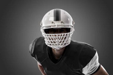 Futbolcu siyah üniforma ile