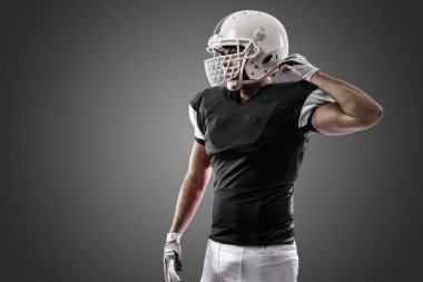 Futbolcu siyah üniforma ile