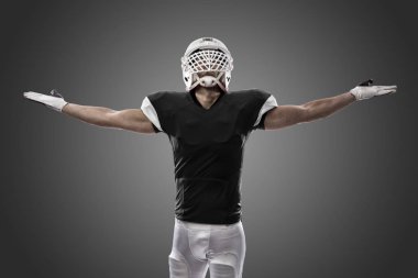 Futbolcu siyah üniforma ile