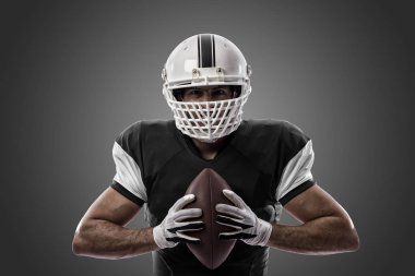 Futbolcu siyah üniforma ile