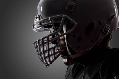 Futbolcu siyah üniforma ile