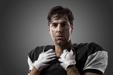 Futbolcu siyah üniforma ile