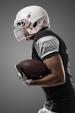 Futbolcu siyah üniforma ile