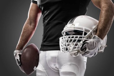 Futbolcu siyah üniforma ile