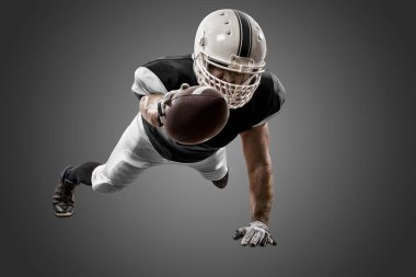 Futbolcu siyah üniforma ile