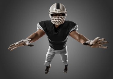 Futbolcu siyah üniforma ile