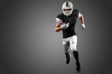 Futbolcu siyah üniforma ile