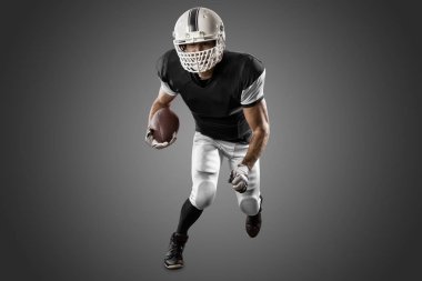 Futbolcu siyah üniforma ile