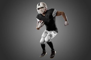 Futbolcu siyah üniforma ile