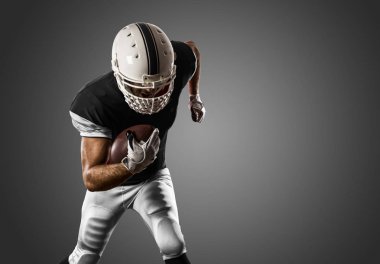 Futbolcu siyah üniforma ile